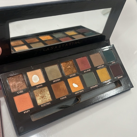 Anastasia Beverly Hills - Picture 4 of 4